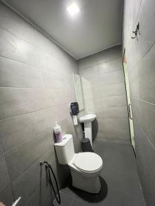łazienka z toaletą i umywalką w obiekcie The Tree Boutique Hotel w mieście Shah Alam