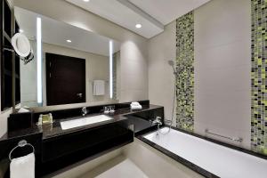 Koupelna v ubytování DoubleTree By Hilton Doha - Al Sadd