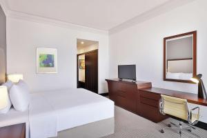 TV a/nebo společenská místnost v ubytování DoubleTree By Hilton Doha - Al Sadd
