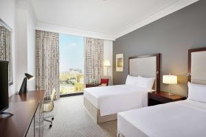 Postel nebo postele na pokoji v ubytování DoubleTree By Hilton Doha - Al Sadd