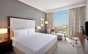 TV a/nebo společenská místnost v ubytování DoubleTree By Hilton Doha - Al Sadd