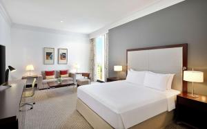 Postel nebo postele na pokoji v ubytování DoubleTree By Hilton Doha - Al Sadd