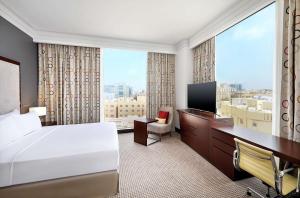 TV a/nebo společenská místnost v ubytování DoubleTree By Hilton Doha - Al Sadd