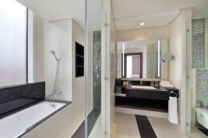 Postel nebo postele na pokoji v ubytování DoubleTree By Hilton Doha - Al Sadd