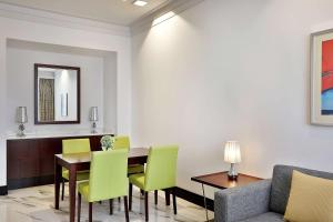 Posezení v ubytování DoubleTree By Hilton Doha - Al Sadd