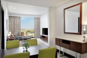 TV a/nebo společenská místnost v ubytování DoubleTree By Hilton Doha - Al Sadd