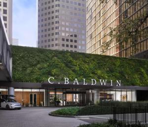 ein Gebäude mit einer grünen Hecke darüber in der Unterkunft C. Baldwin, Curio Collection by Hilton in Houston