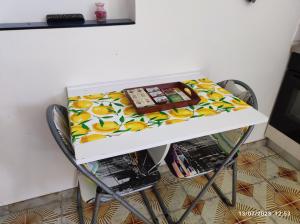 Un mostrador con una mesa con una bandeja de comida encima. en Raggio di sole in Ashur, en Palermo 10 fotos más