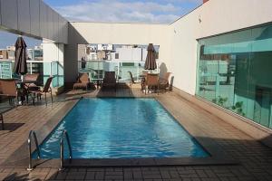 una piscina en la azotea de un edificio en Praia do Canto Apart Hotel - Apto 405 - Varanda Lateral com Vista Mar, en Vitória