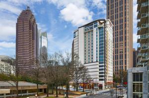 een stad met hoge gebouwen en een straat bij Hampton Inn & Suites Atlanta-Midtown, Ga in Atlanta