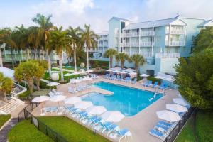 een luchtzicht op het zwembad van het resort bij The Reach Key West, Curio Collection by Hilton in Key West
