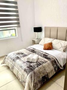 1 dormitorio con 1 cama con 2 almohadas en Comodidad y Tranquilidad a tu Alcance en San Juan del Río