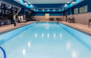 een zwembad met blauw water in een gebouw bij Hampton Inn Eden Prairie Minneapolis in Eden Prairie