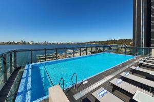 Bazén v ubytování Doubletree By Hilton Perth Waterfront nebo v jeho okolí