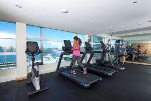 Fitness centrum a/nebo fitness zařízení v ubytování Doubletree By Hilton Perth Waterfront