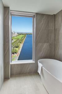 Koupelna v ubytování Doubletree By Hilton Perth Waterfront