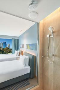 Postel nebo postele na pokoji v ubytování Doubletree By Hilton Perth Waterfront