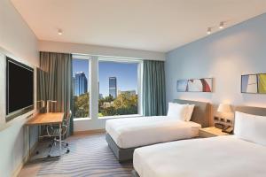 Postel nebo postele na pokoji v ubytování Doubletree By Hilton Perth Waterfront