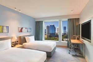 Postel nebo postele na pokoji v ubytování Doubletree By Hilton Perth Waterfront