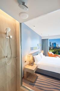 Postel nebo postele na pokoji v ubytování Doubletree By Hilton Perth Waterfront