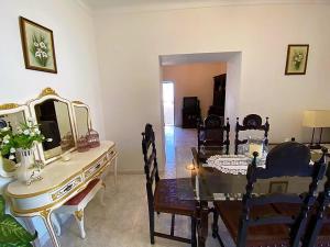 een eetkamer met een tafel en een spiegel bij Casa da Avó Pipa in Reguengos de Monsaraz