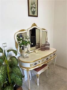een kaptafel met een spiegel erop bij Casa da Avó Pipa in Reguengos de Monsaraz