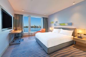 Postel nebo postele na pokoji v ubytování Doubletree By Hilton Perth Waterfront