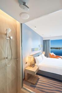 Postel nebo postele na pokoji v ubytování Doubletree By Hilton Perth Waterfront
