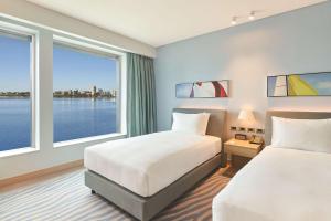 Postel nebo postele na pokoji v ubytování Doubletree By Hilton Perth Waterfront
