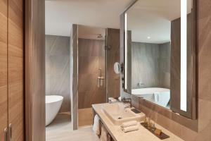 Koupelna v ubytování Doubletree By Hilton Perth Waterfront