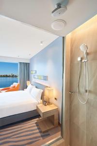 Postel nebo postele na pokoji v ubytování Doubletree By Hilton Perth Waterfront