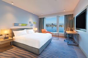 Postel nebo postele na pokoji v ubytování Doubletree By Hilton Perth Waterfront