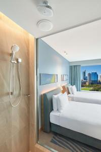 Postel nebo postele na pokoji v ubytování Doubletree By Hilton Perth Waterfront