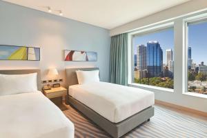 Postel nebo postele na pokoji v ubytování Doubletree By Hilton Perth Waterfront