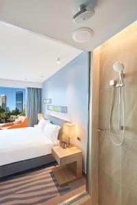 Postel nebo postele na pokoji v ubytování Doubletree By Hilton Perth Waterfront