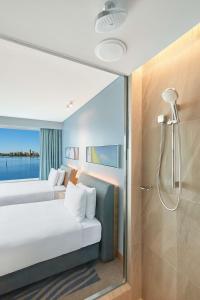 Postel nebo postele na pokoji v ubytování Doubletree By Hilton Perth Waterfront