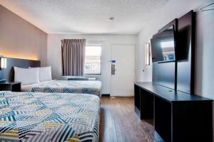 Habitación de hotel con 2 camas y TV en Motel 6-Salem, OR, en Salem