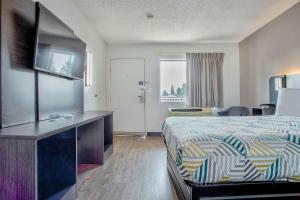 een hotelkamer met een bed en een groot raam bij Motel 6-Salem, OR in Salem