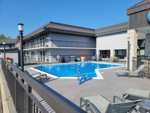 een zwembad voor een gebouw bij Best Western Center Inn in Virginia Beach
