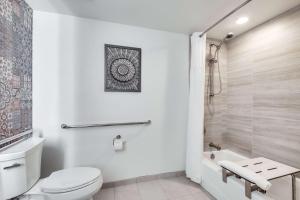 Kupatilo u objektu The Cassara Carlsbad, Tapestry Collection By Hilton