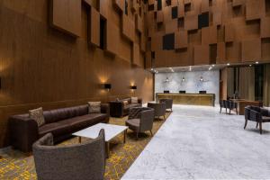Khu vực ghế ngồi tại Aleph Doha Residences, Curio Collection By Hilton