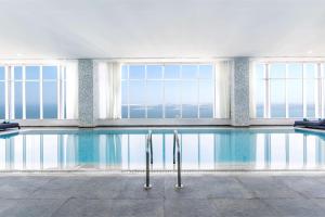 Hồ bơi trong/gần Aleph Doha Residences, Curio Collection By Hilton