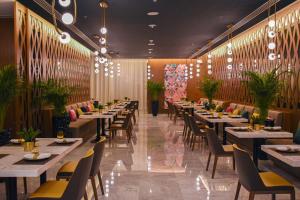 Nhà hàng/khu ăn uống khác tại Aleph Doha Residences, Curio Collection By Hilton