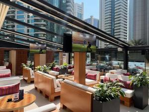 Reštaurácia alebo iné gastronomické zariadenie v ubytovaní Aleph Doha Residences, Curio Collection By Hilton