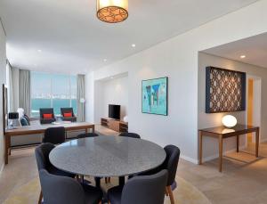 TV/trung tâm giải trí tại Aleph Doha Residences, Curio Collection By Hilton