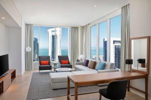 TV/trung tâm giải trí tại Aleph Doha Residences, Curio Collection By Hilton