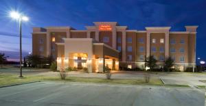 un edificio de hotel con un cartel en él por la noche en Hampton Inn & Suites Abilene I-20 en Abilene