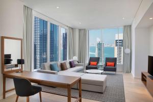 Khu vực ghế ngồi tại Aleph Doha Residences, Curio Collection By Hilton