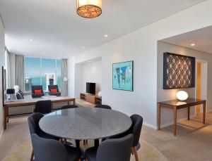 TV/trung tâm giải trí tại Aleph Doha Residences, Curio Collection By Hilton