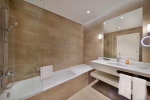 Phòng tắm tại Aleph Doha Residences, Curio Collection By Hilton